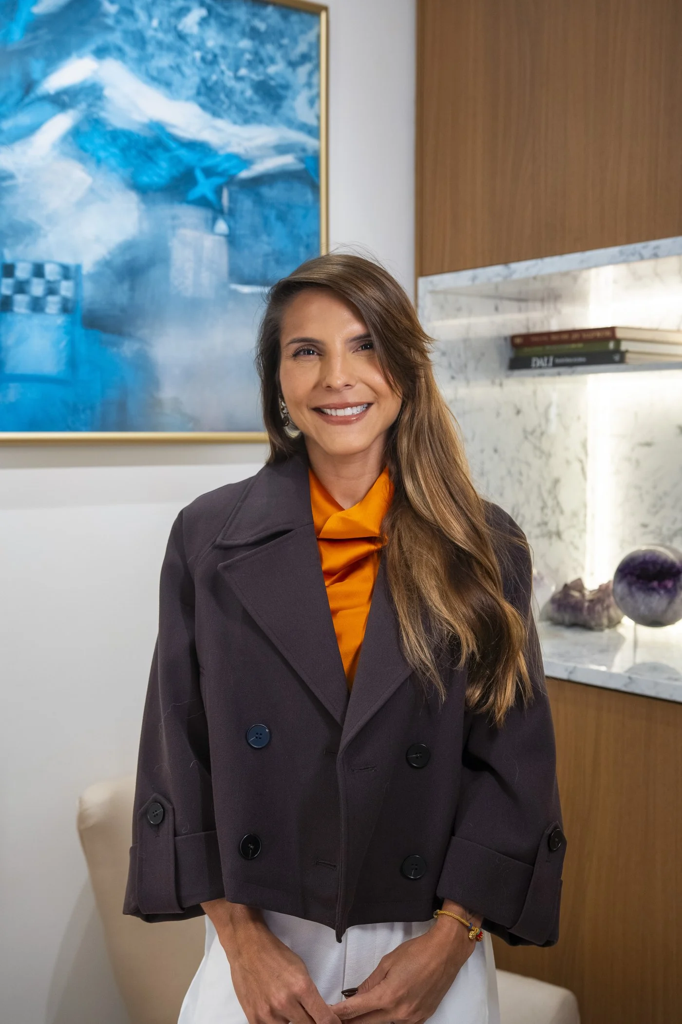 Dra. Jéssica Cardoso sorrindo no consultório