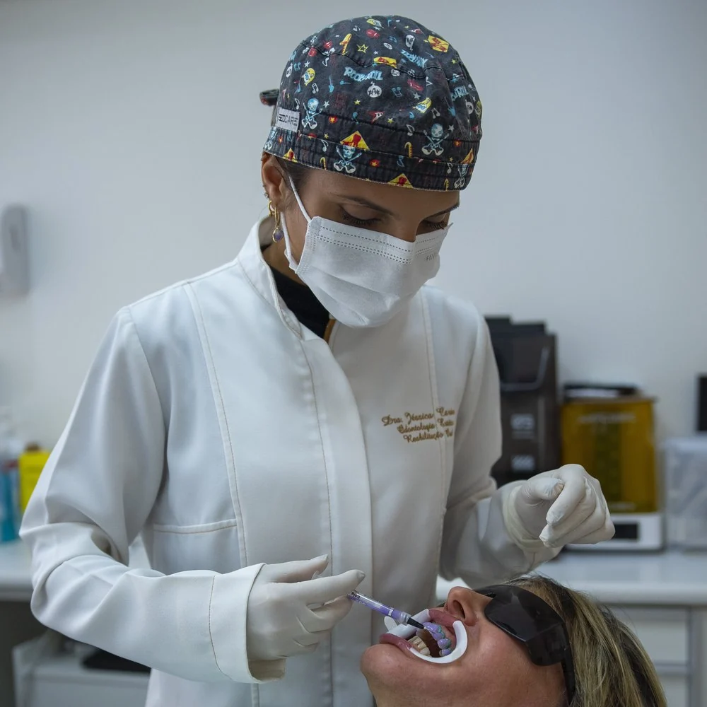 Aplicação de gel clareador